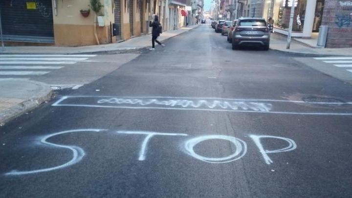 Sassari, segnaletica fai da te in via Zanfarino