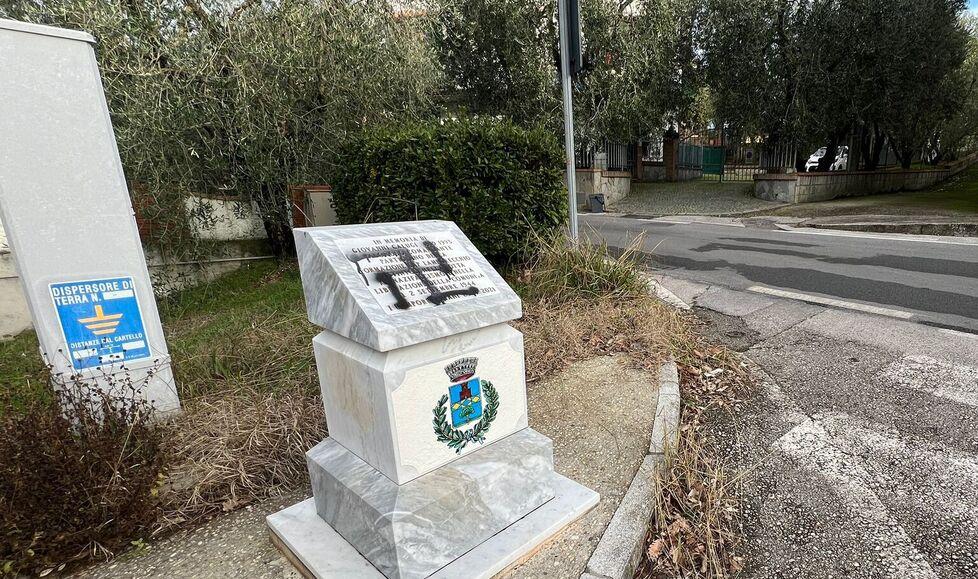 Lamporecchio, cippo imbrattato con la svastica: «Uno sfregio che fa male»