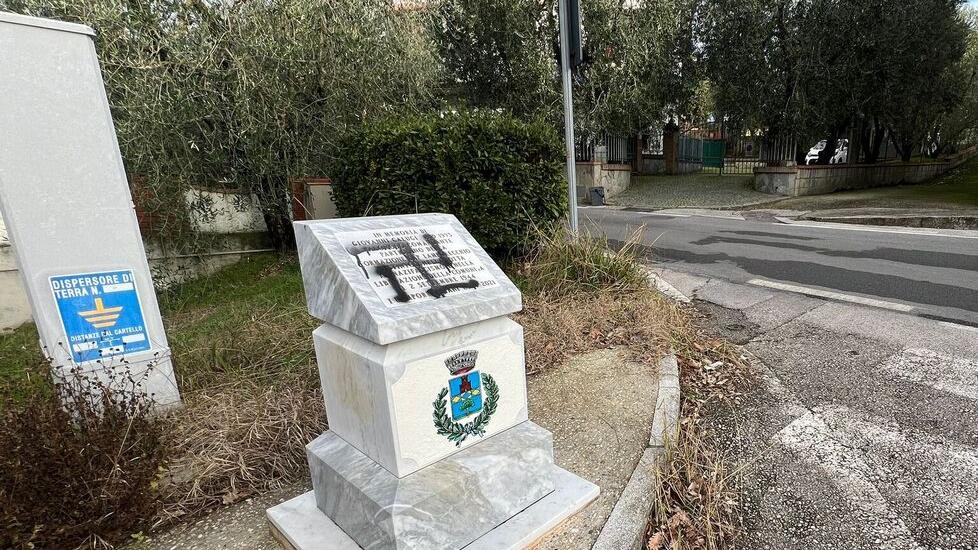 Lamporecchio, cippo imbrattato con la svastica: «Uno sfregio che fa male»