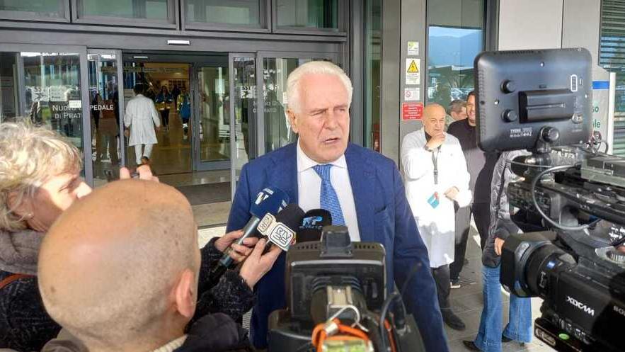 Prato, Giani in visita al Santo Stefano: «Taglio gli sprechi, non i servizi»