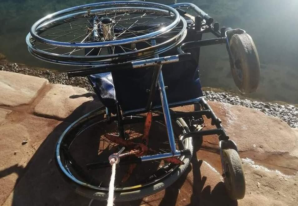 Gettata come un rifiuto in laguna, la seconda vita della carrozzina. Il volontario che l’ha sistemata: «La darò a chi ne ha bisogno»