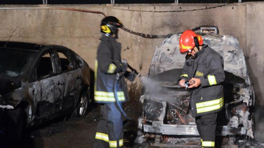 Rogo doloso nella concessionaria: le fiamme bruciano otto auto