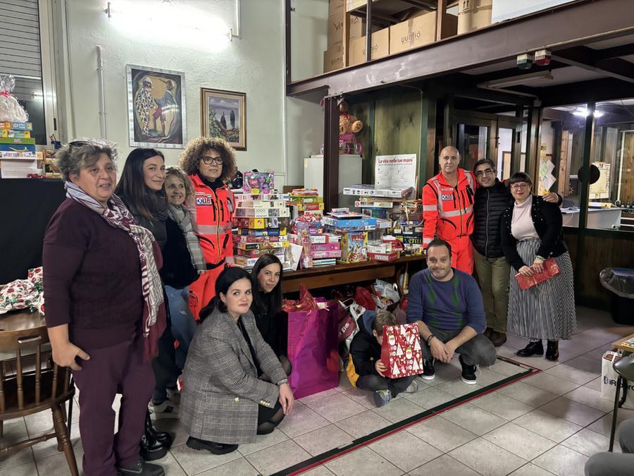 
	Volontarie e volontari della Lavos coi doni raccolti&nbsp;

