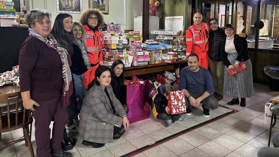 
	Volontarie e volontari della Lavos coi doni raccolti&nbsp;

