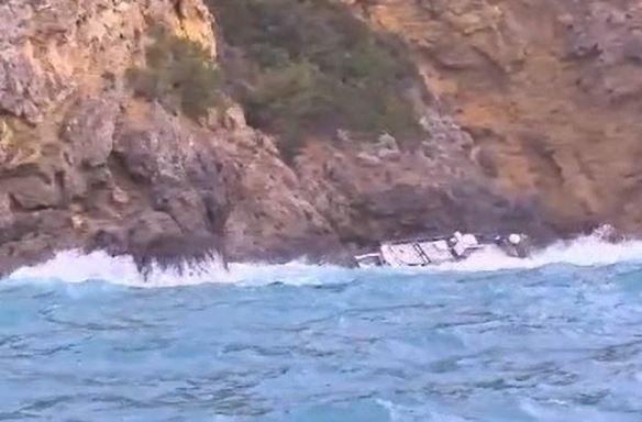 
	L'imbarcazione sbattuta sugli scogli

