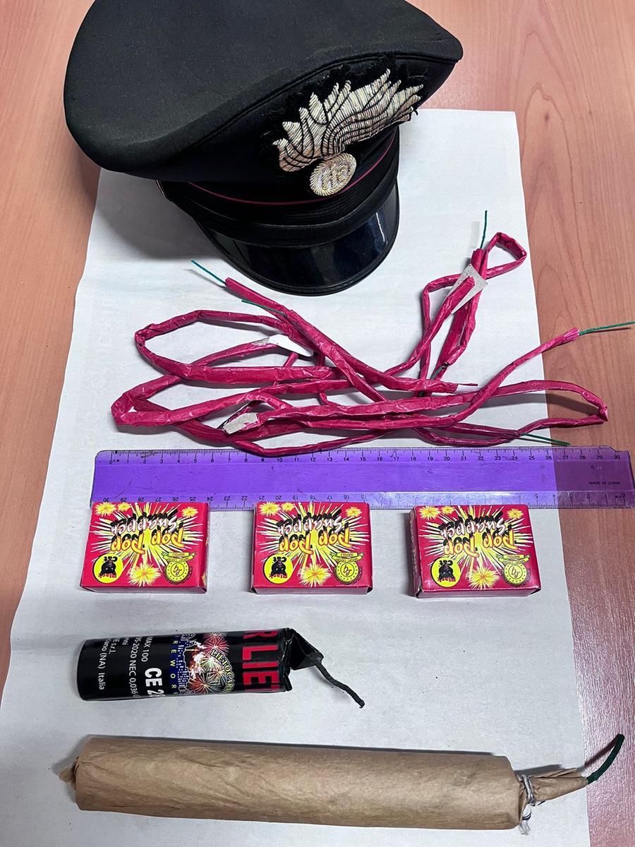 Reggio Emilia, viene fermato a un controllo ma nel bagagliaio dell’auto ci sono botti illegali