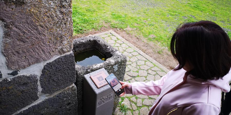 
	Il cippo col codice QR da cui si possono attingere le informazioni sui monumenti

