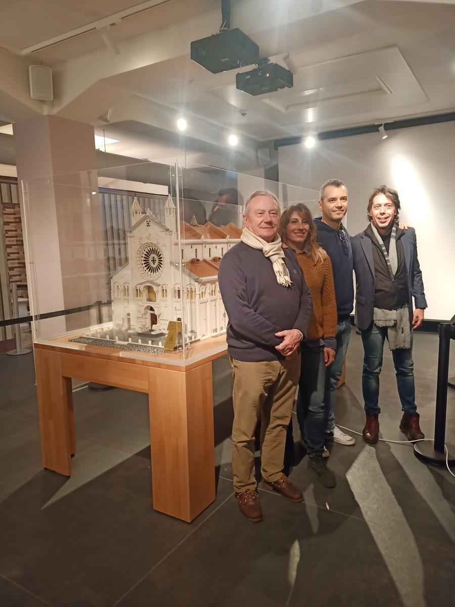 Modena, in piazza Mazzini si visita il Duomo in miniatura: utilizzati 100mila mattoncini Lego per costruirlo
