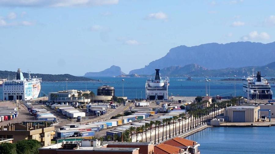 
	Il porto di Olbia Isola Bianca

