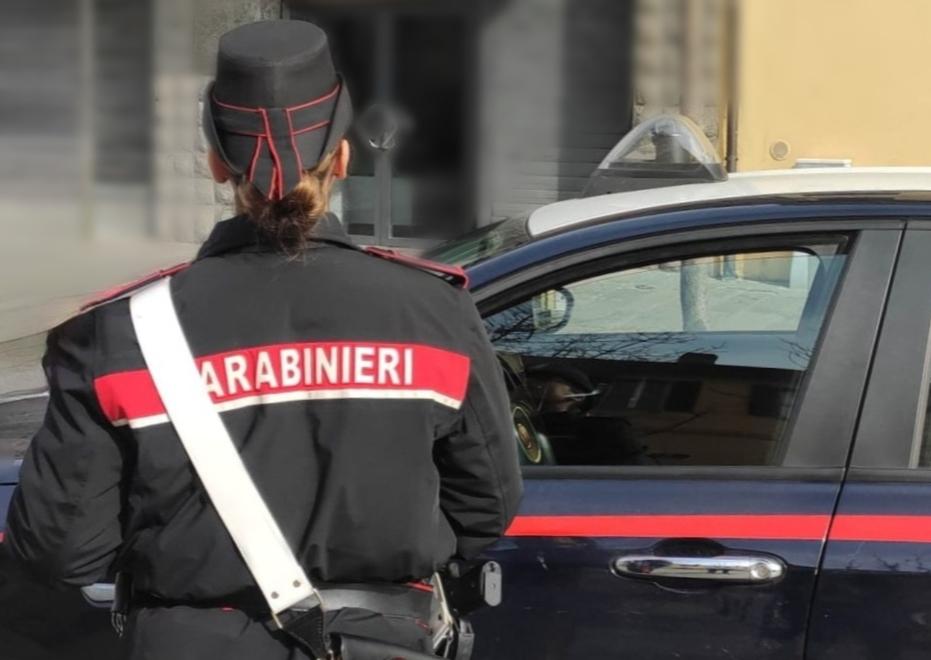 Picchia e tenta di investire la madre  per ottenere i soldi  per la droga