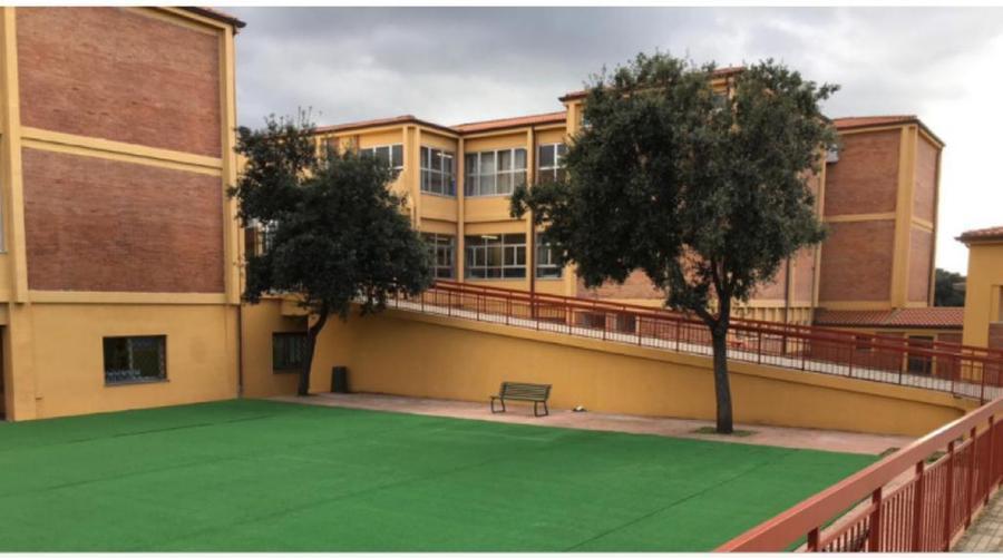 Arzachena, fumo dalla canna fumaria della scuola: intervengono i vigili del fuoco