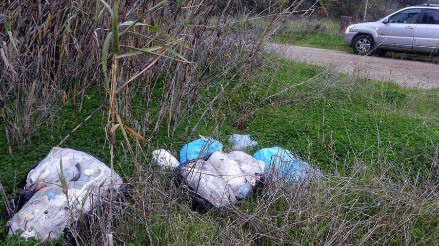 Rifiuti nelle campagne attorno a Oristano