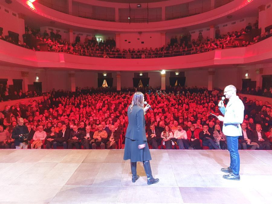 Alessandra Todde scalda la platea del Verdi: “Insieme ce la faremo”