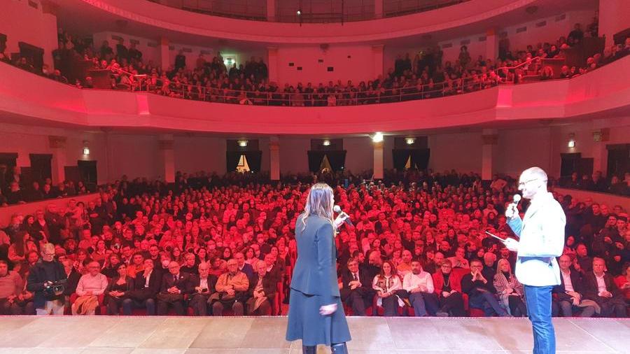 Alessandra Todde scalda la platea del Verdi: “Insieme ce la faremo”