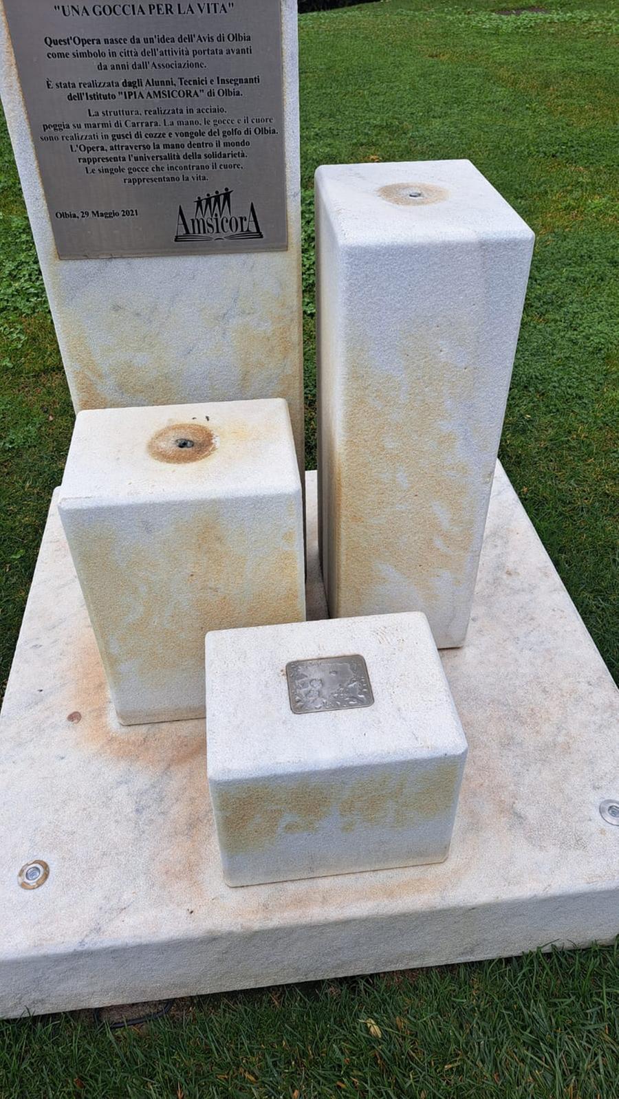 Olbia, il monumento dedicato all’Avis devastato la notte di Capodanno