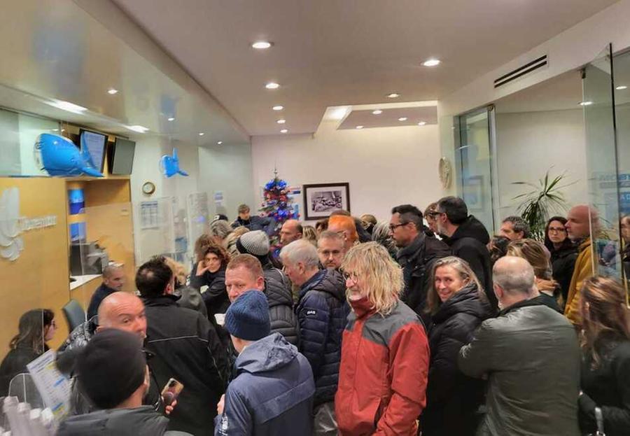 
	Nella foto decine di passeggeri infuriati alla biglietteria di Portoferraio

