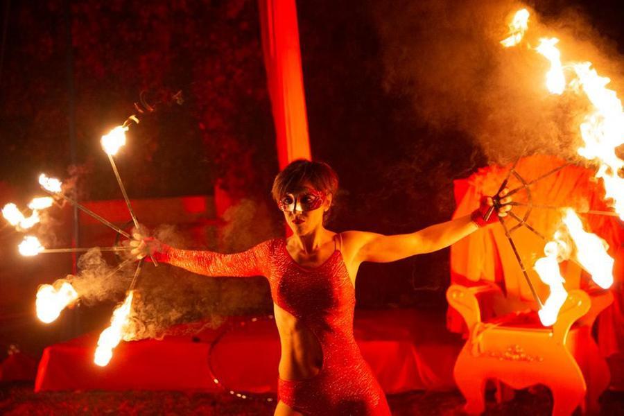 Gli acrobati del Circo Maccus a Villamassargia