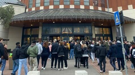 
	Le persone in attesa&nbsp;dell&rsquo;apertura del centro commerciale I Gigli per i saldi


