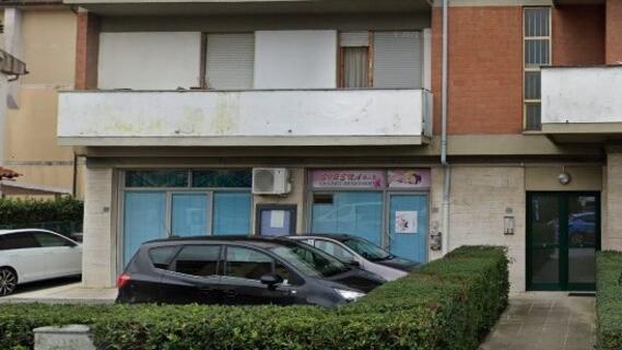 
	Il centro benessere chiuso dai carabinieri si trovava al piano terra del palazzo di via Di Vittorio a Pontedera

