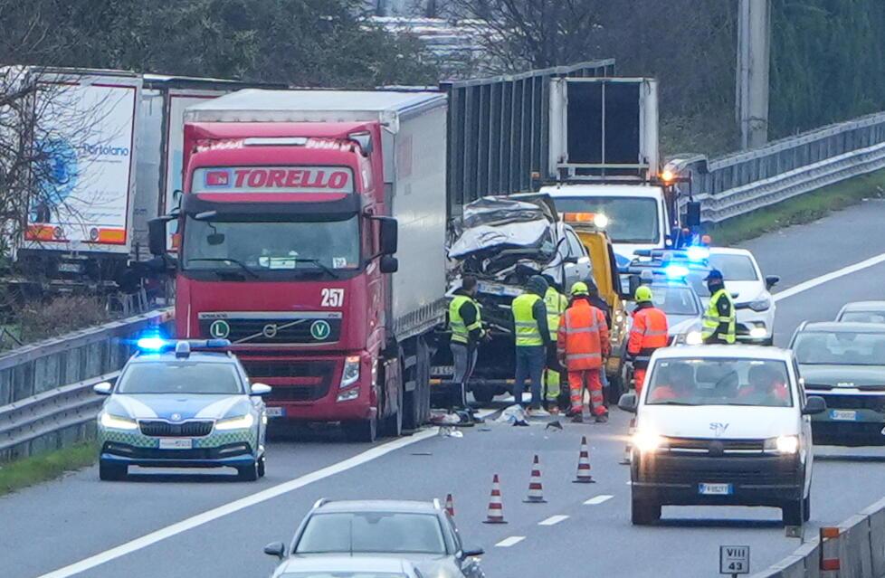 Nella foto (di Paolo Nucci) il momento della rimozione dell’auto dell’anziana