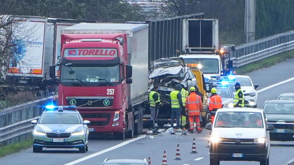 Nella foto (di Paolo Nucci) il momento della rimozione dell’auto dell’anziana