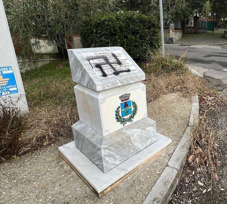 Svastica sul cippo del partigiano a Lamporecchio: dalle telecamere la verità sul gesto