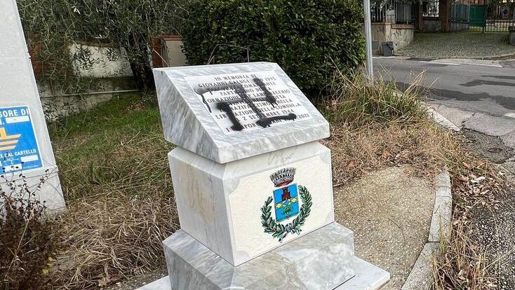 Svastica sul cippo del partigiano a Lamporecchio: dalle telecamere la verità sul gesto