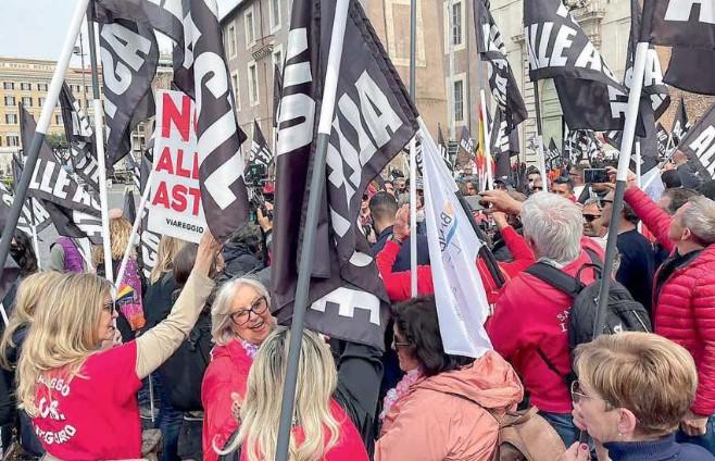 Il Governo pensa alle “aste” i balneari della Versilia tornano a mobilitarsi