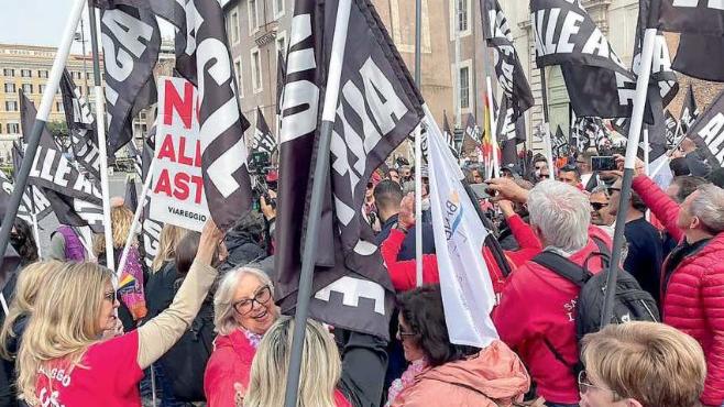 Il Governo pensa alle “aste” i balneari della Versilia tornano a mobilitarsi