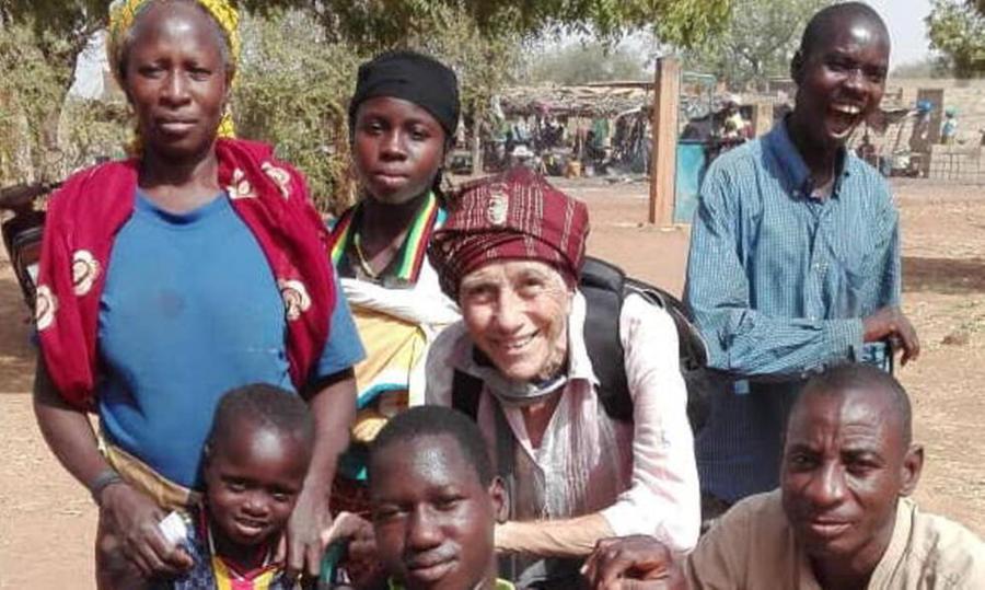 Maria Ida Paolotti con gli abitanti del villaggio africano dove si era trasferita nel 2016