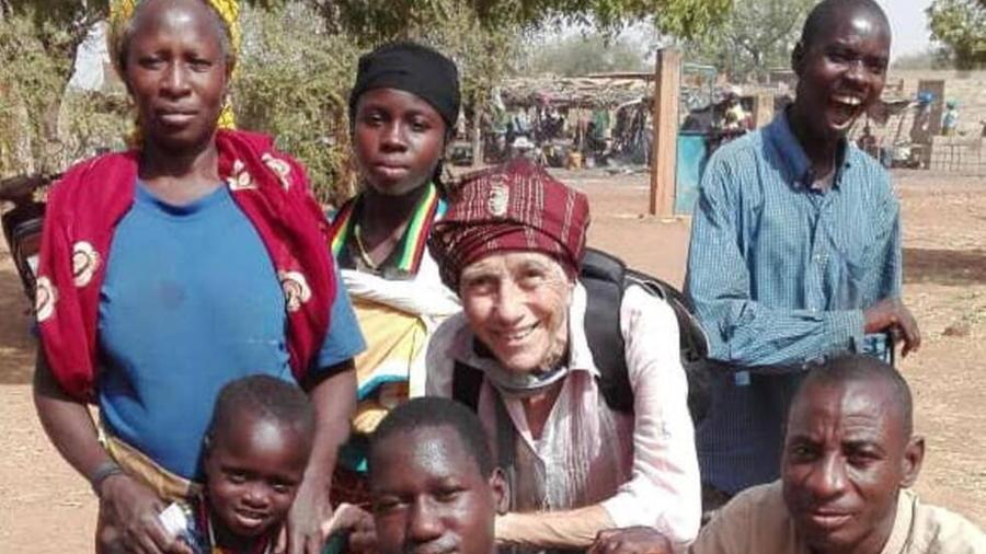 Maria Ida Paolotti con gli abitanti del villaggio africano dove si era trasferita nel 2016