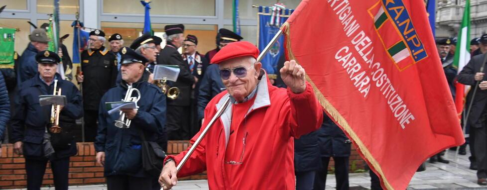 Addio a Nando Sanguinetti, Carrara lo saluterà in corteo con la banda