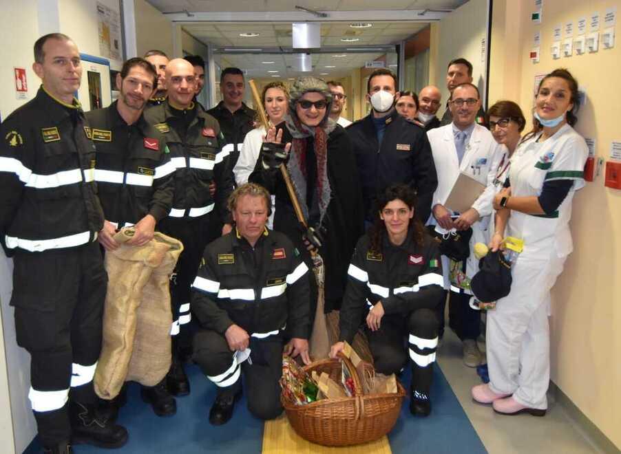 Lucca, la Befana dei vigili del fuoco al San Luca “scortata” dai poliziotti – Video