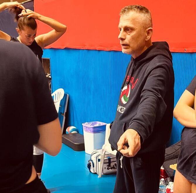 Coach Menicucci è pronto all’impresa. «Un grande orgoglio allenare le rossoblù»<br>
