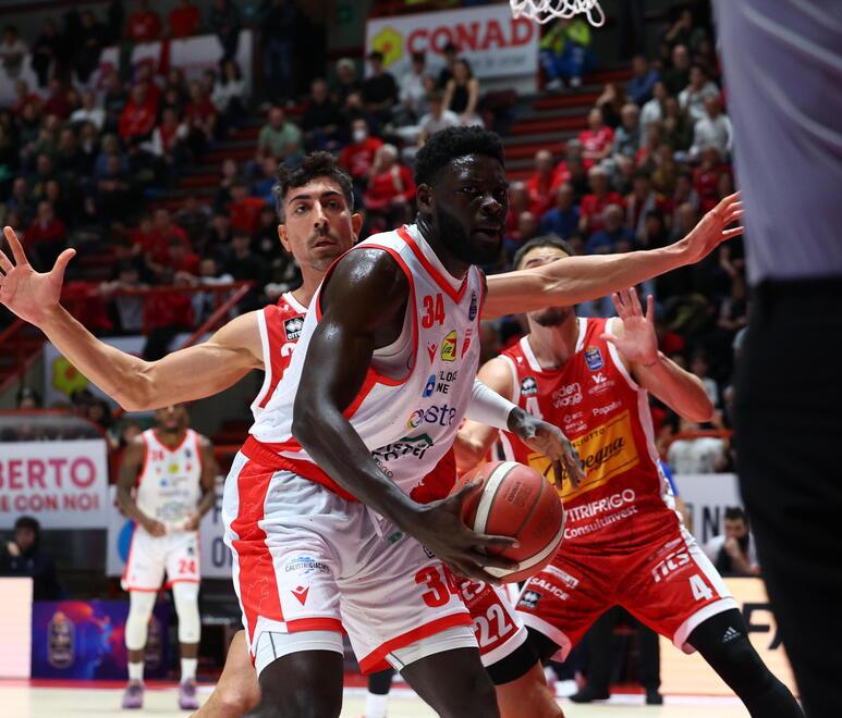 Derek Ogbeide primo in serie A per  i rimbalzi