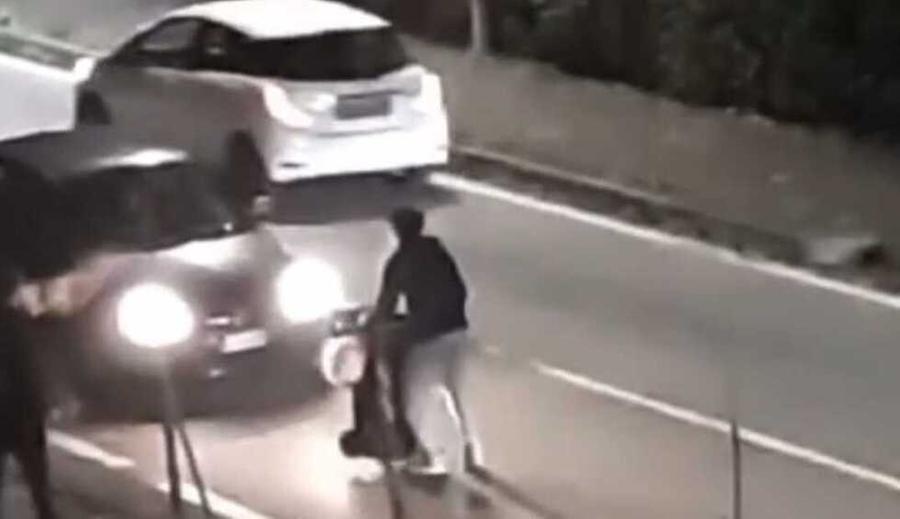 
	Frame del video che immortala un giovane bloccare su una strada di Boretto il traffico con un bidone

