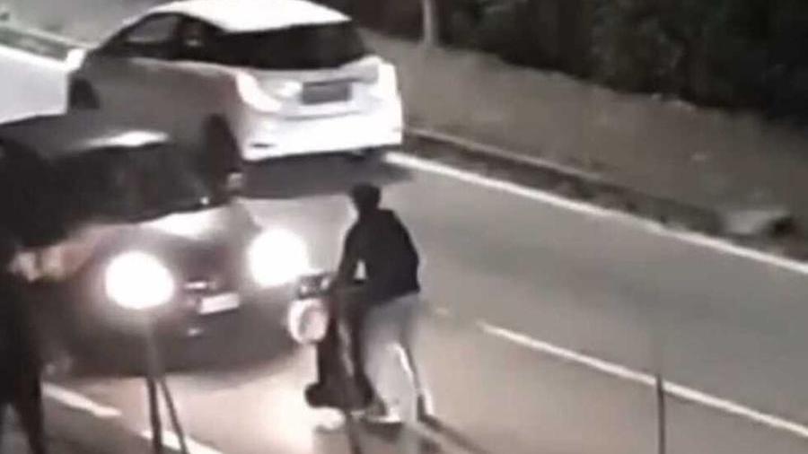 
	Frame del video che immortala un giovane bloccare su una strada di Boretto il traffico con un bidone

