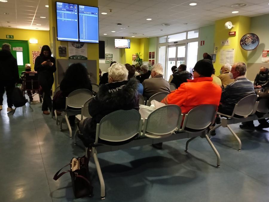 Modena, all’ospedale di Baggiovara reparti pieni: venti pazienti “parcheggiati”