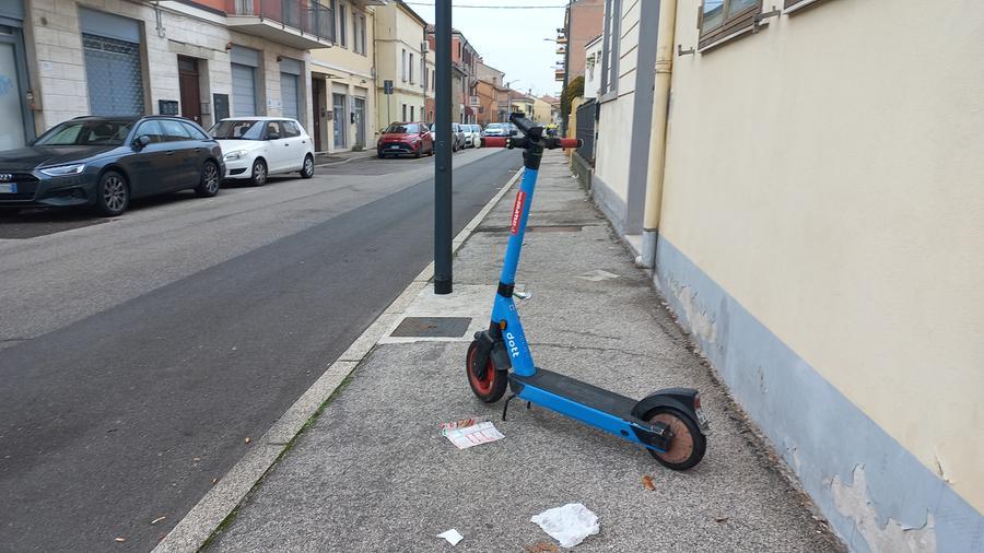 Monopattini elettrici a Ferrara, sosta selvaggia e maleducazione