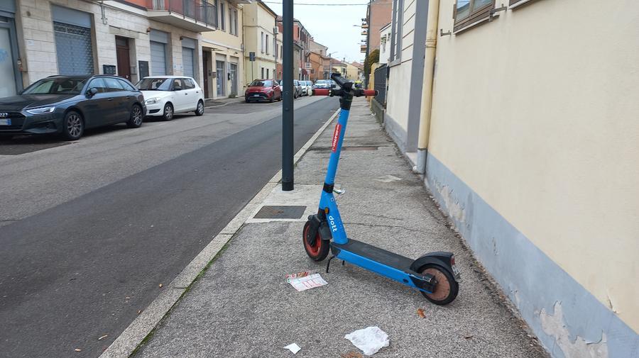 Monopattini elettrici a Ferrara, sosta selvaggia e maleducazione