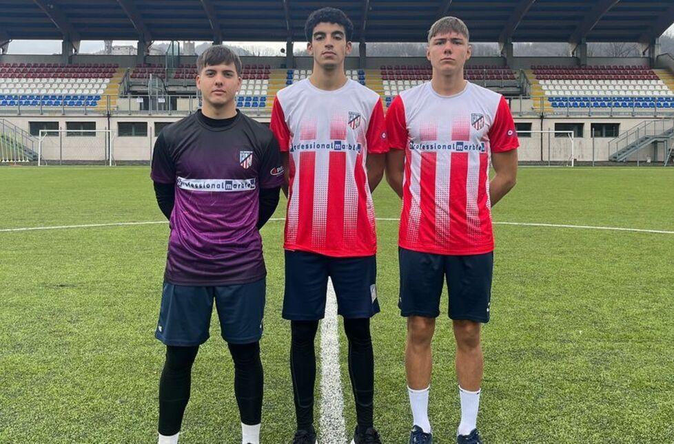Da sinistra il portiere Bonifacio il difensore centrale algerino Saidi e l’attaccante albanese Hrom
