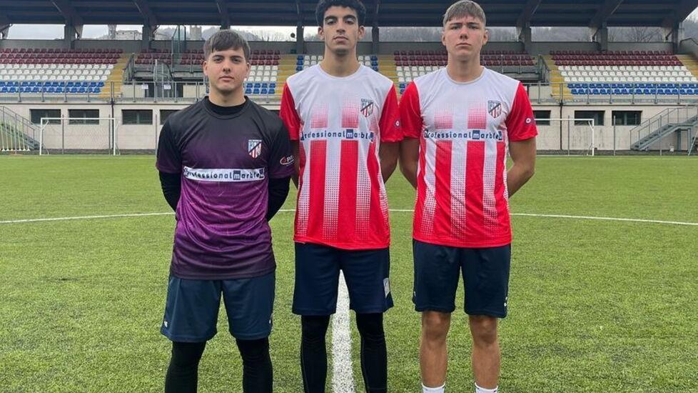 Da sinistra il portiere Bonifacio il difensore centrale algerino Saidi e l’attaccante albanese Hrom