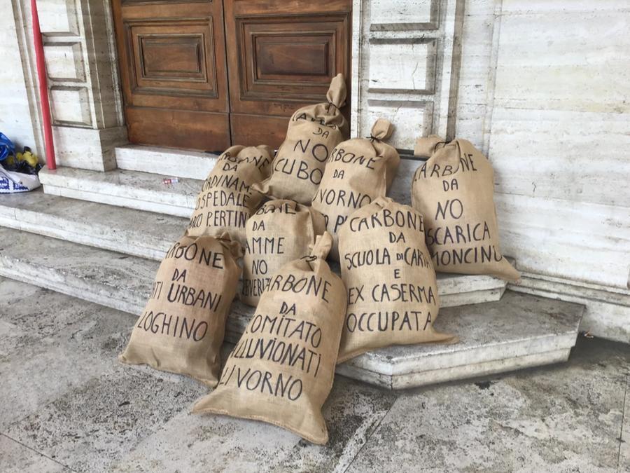 Livorno, davanti al Comune otto sacchi di carbone: ecco da chi arriva il “regalo”