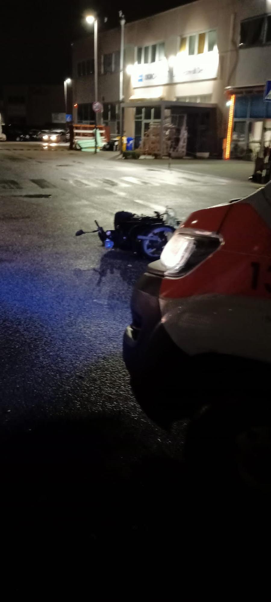 Livorno, cade con lo scooter a Salviano: soccorsa una minorenne