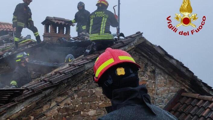 Villa Minozzo, brucia il tetto di una casa