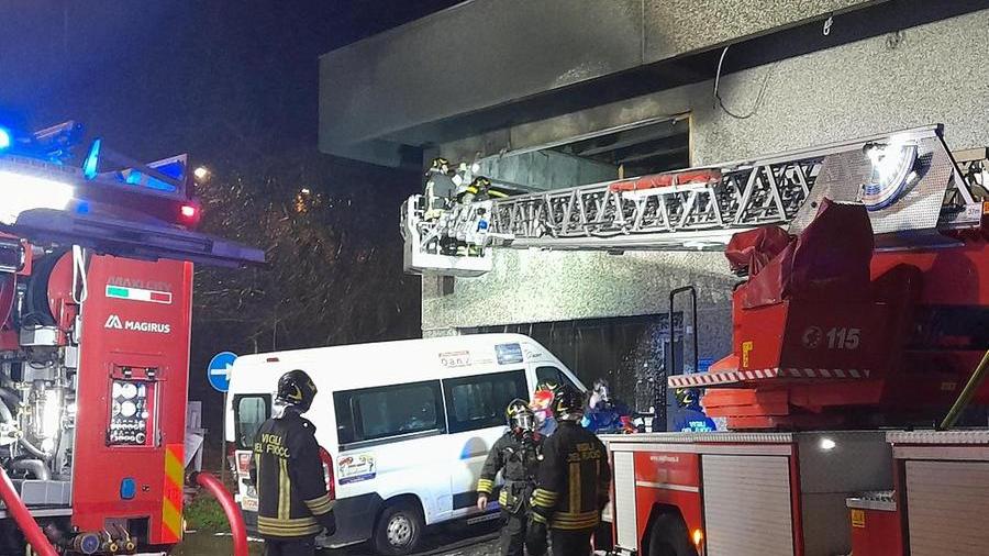 Reggio Emilia, incendio distrugge gli uffici di un’associazione in via Sicilia