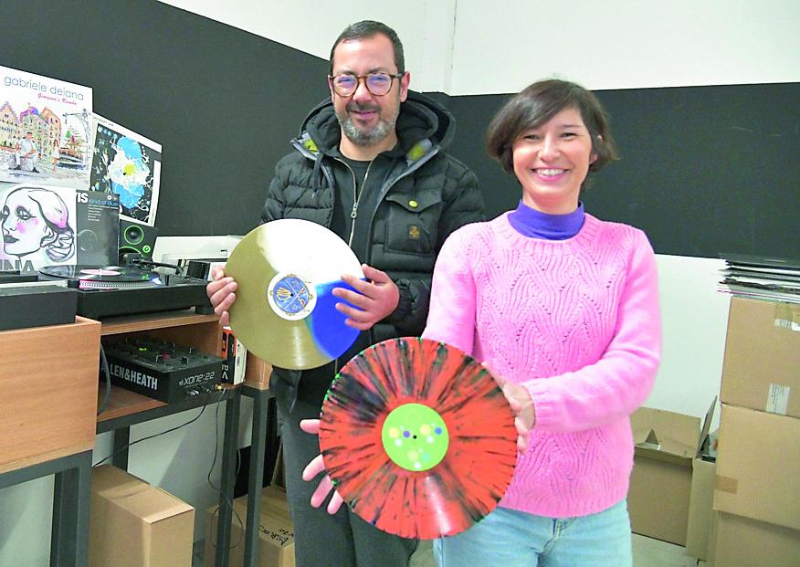 Viaggio nella Dess Lab di Olbia, una delle uniche quattro fabbriche di dischi in vinile in Italia