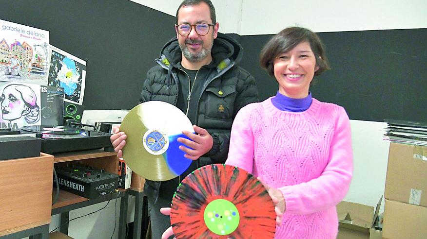 Viaggio nella Dess Lab di Olbia, una delle uniche quattro fabbriche di dischi in vinile in Italia