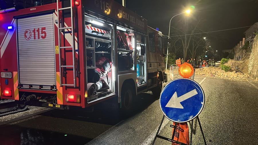 Cede un muro a Peccioli, strada bloccata: evacuata una famiglia