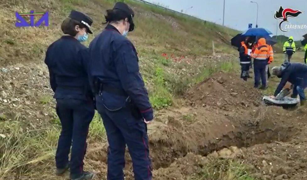 Uno scavo alla ricerca del Keu nei materiali di riempimento (foto di repertorio)